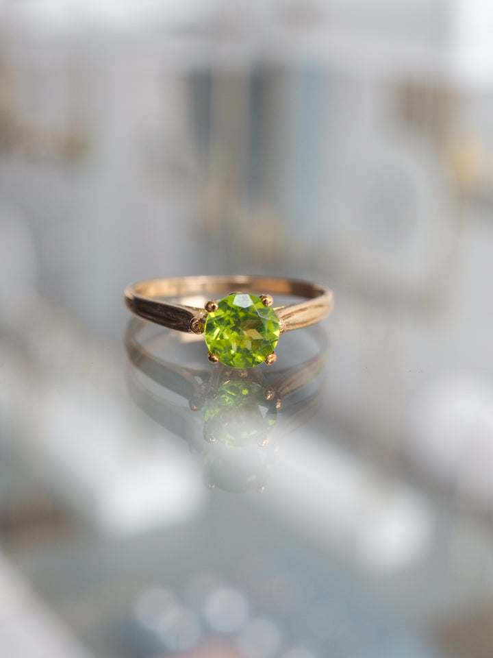 VINTAGE 9CT YELLOW GOLD AND PERIDOT RING