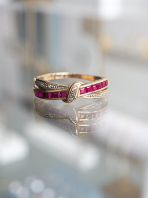 VINTAGE 9CT YELLOW GOLD DIAMOND & RUBY CROSSOVER RING