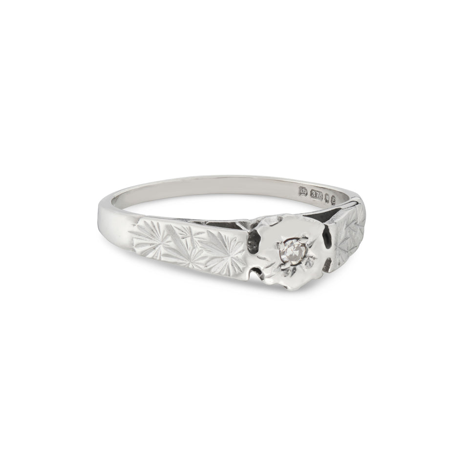 VINTAGE 9CT WHITE GOLD DIAMOND CUT DETAIL RING FEATURING CUBIC ZIRCONIA