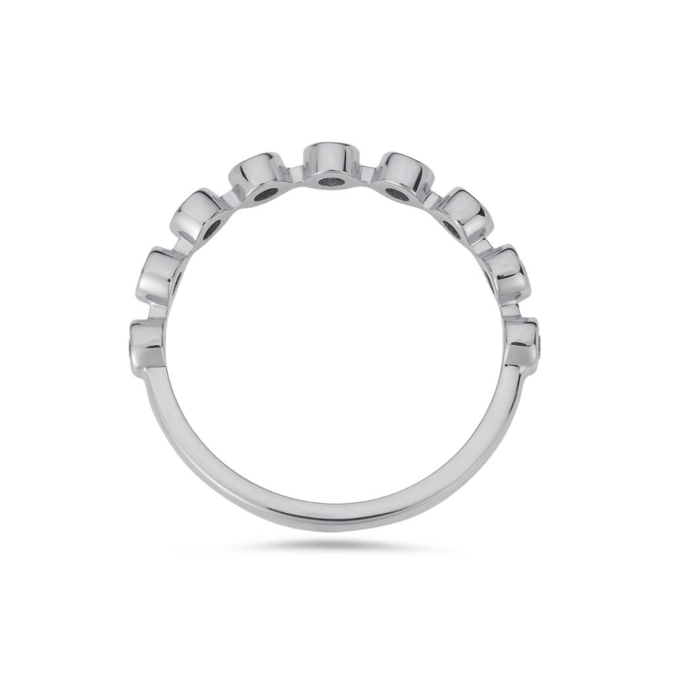 Bezel diamond ring in platinum