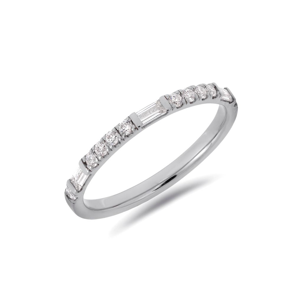 Round & baguette cut diamond ring in white gold